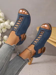 Detailansicht von blauen Römersandalen mit Ausschnitten, Schnürung und bequemem Blockabsatz