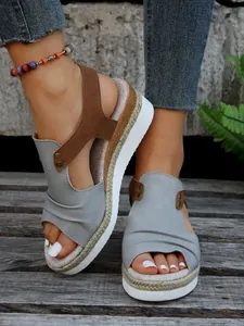 Gros plan de sandales compensées à bout ouvert pour femmes avec détails en corde de jute