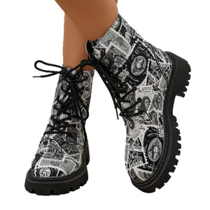 Modische Schnürstiefel für Damen mit einem Vintage Zeitungsdruck in Schwarz und Weiß
