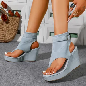 Detailansicht der hellblauen Wildleder-Keilsandalen für Damen mit 10 cm Plateau