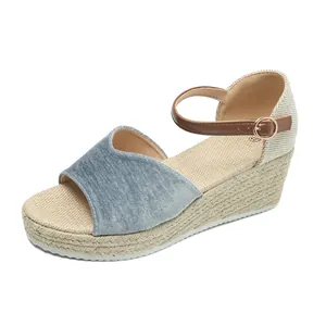 Vue latérale de sandale compensée bleue pour femme avec semelle corde et bride marron