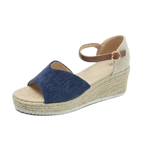 Sandales compensées espadrilles bleues avec bride cheville marron et semelle en jute.