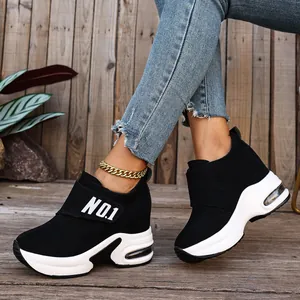 Detailansicht der stylischen schwarzen Damen-Keilsneaker mit 'NO.1' Klettverschluss-Design