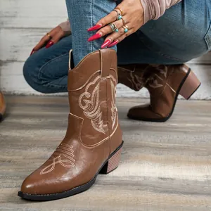 Vue détaillée des bottes de cow-boy occidentales marron avec broderies blanches complexes