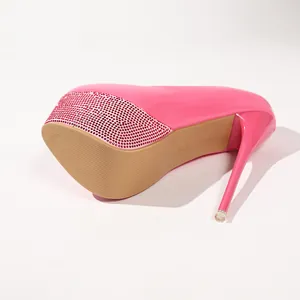 Nahaufnahme der pinkfarbenen Plateau-Stilettos aus Lackleder mit Strasssteinen