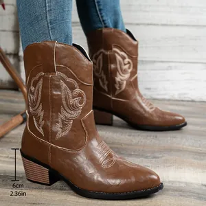 Vue rapprochée de bottes western marron rétro montrant le détail du talon épais de 6 cm
