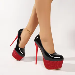 Elegante schwarze Lackleder-Stilettos mit rotem Glitzer-Plateau und hohen Absätzen