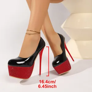 Detailansicht der schwarzen Lackleder-Pumps mit 16,4 cm hohem rotem Strass-Plateau