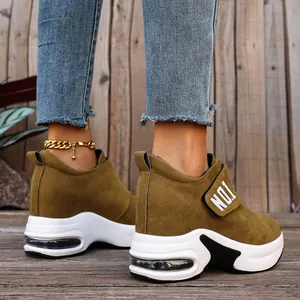 Nahaufnahme der olivgrünen Plateau-Sneaker mit Luftkissen und Klettverschluss.