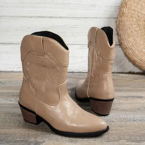 Vue détaillée de bottes de cowboy vintage beiges avec broderies et talons épais