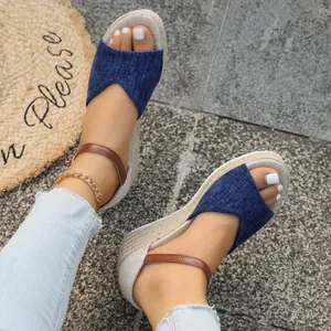 Sandales compensées à bout ouvert avec tige en tissu bleu et semelle plateforme en jute