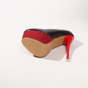 Detailansicht des roten Plateaus mit Strass und schwarzem Lackleder-Stiletto