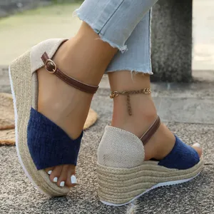 Vue détaillée de sandales compensées pour femmes en tissu bleu avec semelle en corde