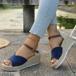 Sandales compensées en denim bleu avec plateforme en corde et bride à la cheville