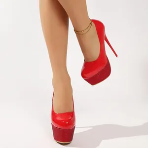 Detailansicht der roten Lackleder-Plateau-Pumps mit funkelnder Strass-Plateausohle