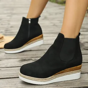 Seitliche Detailansicht der schwarzen Wildleder-Stiefeletten mit Plateau-Sohle