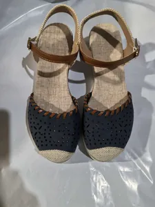 Vista dall'alto di sandali con zeppa chiusi con tomaia traforata blu navy e cinturini