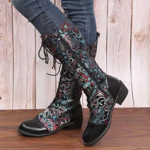 Detailansicht der Damen-Ritterstiefel mit runder Kappe und bunter Blumenstickerei