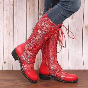 Detailansicht roter bestickter Blumen-Ritterstiefel mit Schnürung und Reißverschluss