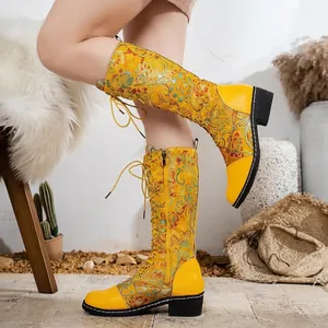 Detaillierte Ansicht der gelben bestickten mittelhohen Stiefel mit Blumenmustern