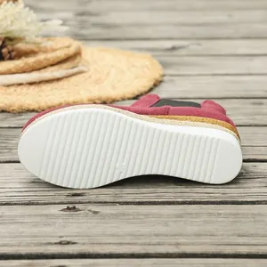 Detailansicht burgunderroter Keilstiefeletten mit weißer Plateausohle und Jutekante.