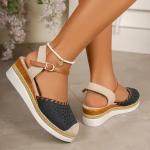 Comodi sandali con zeppa neri da donna con suola platform e cinturino regolabile