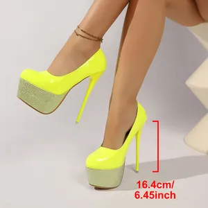 Detail von neongelben Lackleder-Stilettos mit 16,4 cm hoher Strass-Plattform.