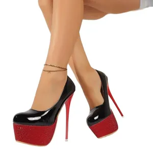 Sexy Plateau-Pumps aus schwarzem Lackleder mit roten Strass-Stiletto-Absätzen.