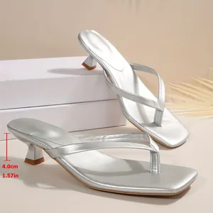 Elegantes sandalias de dedo plateadas con tacón de aguja, punta cuadrada y 4 cm.