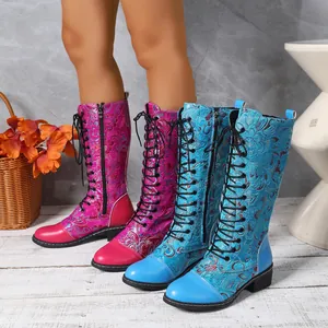Detailansicht farbenfroher, bestickter Schnürstiefel mit Blumenmuster an einem Model