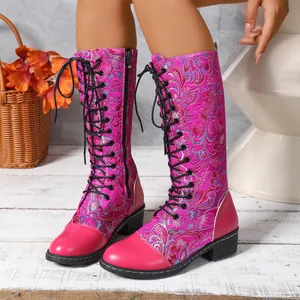 Detailansicht der magentafarbenen Blumen-Stickstiefel mit schwarzer Schnürung vorne.