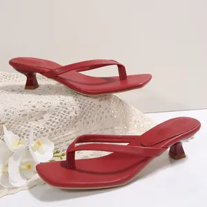 Elegantes sandalias rojas de tacón bajo con diseño de punta cuadrada para mujer.