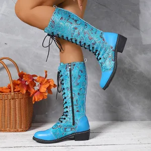 Detailansicht blauer gestickter Kniestiefel mit Blockabsatz und Schnürung vorne