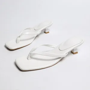 Detalle de sandalias de dedo blancas con punta cuadrada y tacón de aguja elegante moda