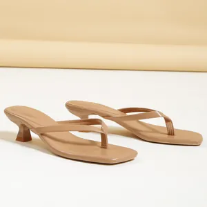 Elegantes sandalias de dedo beige con tacón de gatito, punta cuadrada y tiras finas