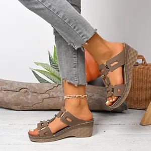 Άνετα καφέ γυναικεία σανδάλια πλατφόρμα με διακοσμητικά λουράκια και χρυσή αγκράφα