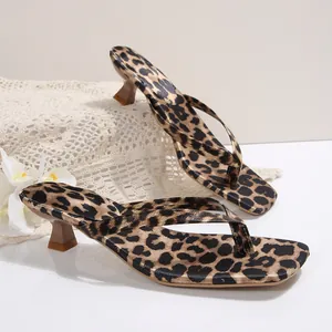 Sandalias de dedo con estampado de leopardo elegante, punta cuadrada y tacón fino bajo
