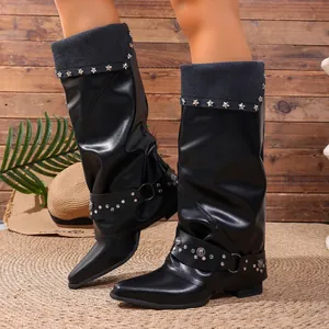 Detaillierte Ansicht schwarzer spitzer Vintage-Stiefel mit Nieten und Metallschnalle