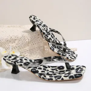 Vista lateral de las sandalias de tacón de gatito con estampado leopardo y punta cuadrada.