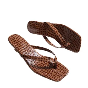 Sandalias de tacón alto para mujer, punta cuadrada y estampado de cocodrilo marrón