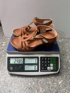 Vue détaillée de sandales compensées marron pour femmes pesées sur une balance 248,5g