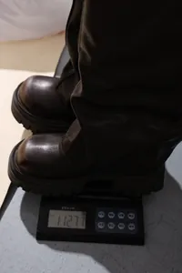 Dunkelbraune Plateau-Arbeitsstiefel im Wasteland-Stil wiegen 1127,1 g auf der Waage