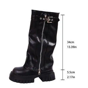 Detailansicht der schwarzen Plateaustiefel mit Höhenangaben in Zentimeter und Zoll