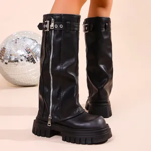 Detailansicht schwarzer Industrial-Stiefel mit Reißverschlüssen und Profilsohle