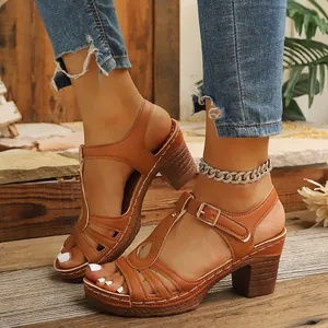 Vue détaillée de sandales marron à plateforme avec talons épais et brides à boucles