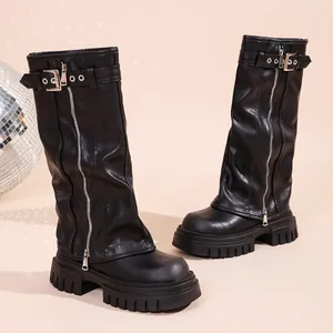 Detailansicht schwarzer Martin-Boots im Wasteland-Stil mit Reißverschlüssen und Schnallen