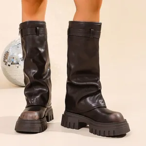 Nahaufnahme der Maillard-Stil Damenstiefel mit Plateausohle und Distressed-Look.