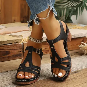 Gros plan de sandales noires à talons carrés pour femmes avec bride en T