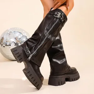 Detailansicht klobiger Maillard-Stiefel mit Reißverschluss und Schnallenverzierung.
