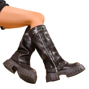 Damen-Martin-Boots im braunen Wasteland-Stil mit dicker Profilsohle und Schnalle.